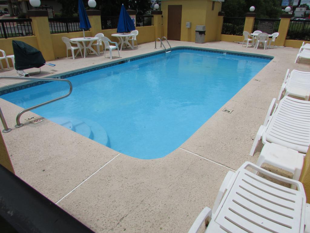 Days Inn & Suites By Wyndham Fort Valley Esterno foto